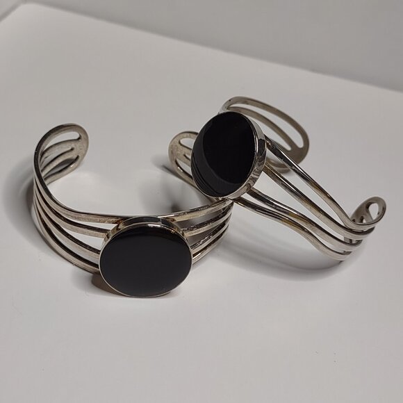 Very Cool Matching Set Of 2 Black And Silver Tone Vintage Cuff Bracelets - Picture 1 of 8